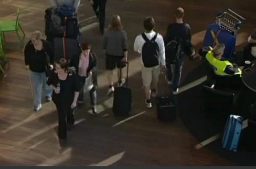 Jóvenes con maletas en un aeropuerto