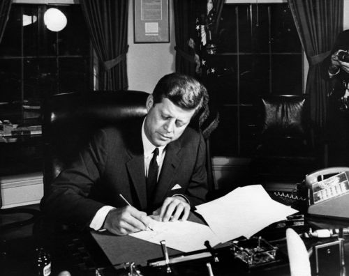 Kennedy firma autorización bloqueo naval a Cuba (1962)