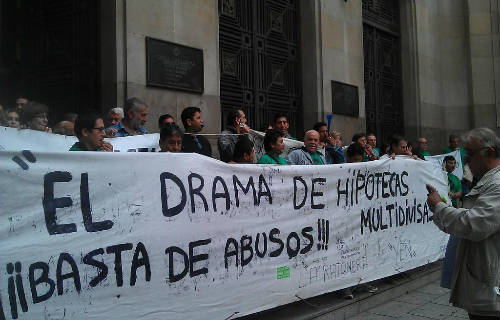 Grupo de personas manifestándose contra las hipotecas en Barcelona