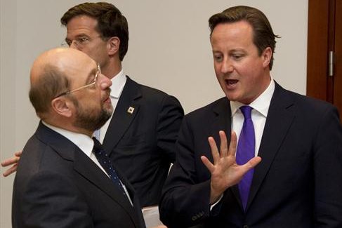 El presidente del parlamento europeo habla con David Cameron que hace un gesto con la mano