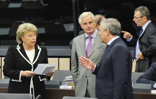 Reding debatiendo con Tajani y Barnier en Estrasburgo