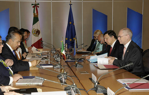 Máximos representantes UE con presidente México en mesa de reuniones
