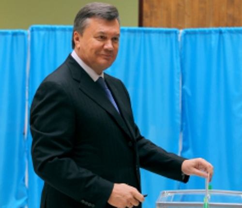 Yanukovich vota en las elecciones legislativas