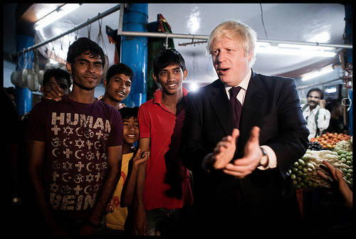 Alcalde de Londres rodeado de jóvenes indios