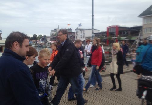Familias alemanas pasean en el puerto de Rostock