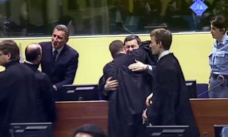 Gotovina y Mladen abrazan a sus abogados