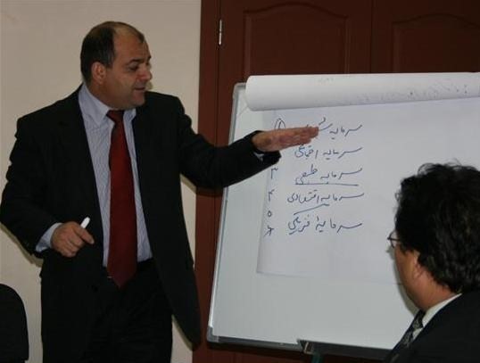 Ministro afgano en una charla muestra una pizarra