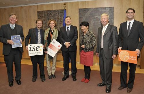 Un grupo de seis científicos con Barroso