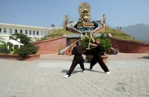 Dos monjas budistas haciendo una exhibición de lucha