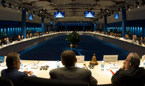 Los ministros alrededor de una enorme mesa