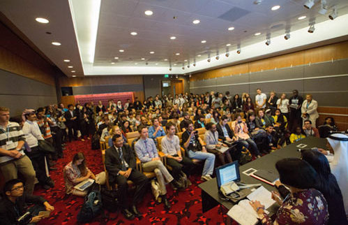 Una sala de conferencia llena