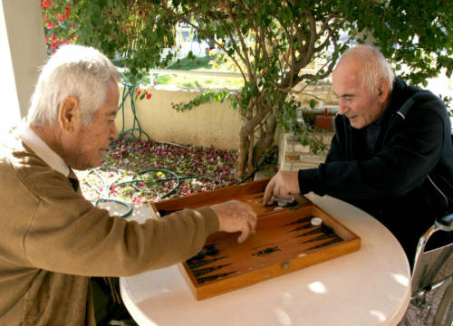 Dos ancianos participan en un juego de mesa