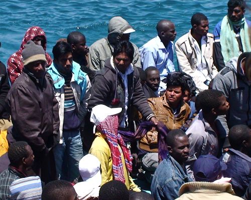 Un grupo de inmigrantes subsaharianos en una patera camino de Lampedusa
