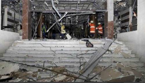 Equipos de limpieza retiran escombros del Ministerio sirio de interior atacado con coche bomba