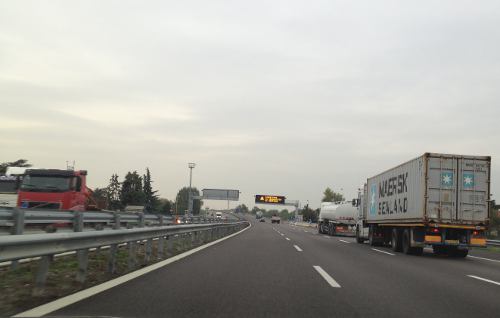 Transporte de mercancías europeas en una autopista italiana