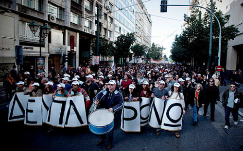 Griegos protestan contra las medidas de austeridad en marzo de 2010
