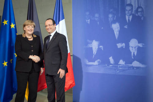 Hollande y Merkel junto a una foto de Adenauer y De Gaulle