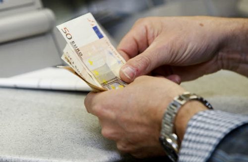 Manos contando billetes de euros