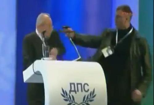 El agresor apunta al político búlgaro con una pistola