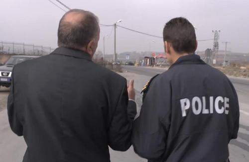 Miembros de EULEX asesoran a la policía kosovar