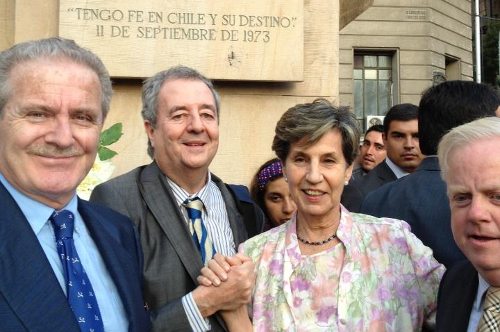 Diputados e Isabel Allende ante la placa homenaje