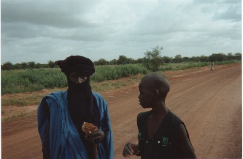 Un tuareg caminando por una carretera de Malí