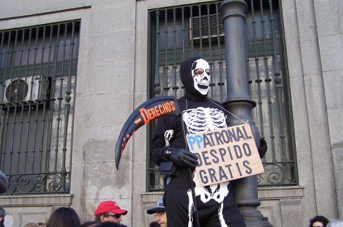 Una persona disfrazada de la muerte en una manifestación