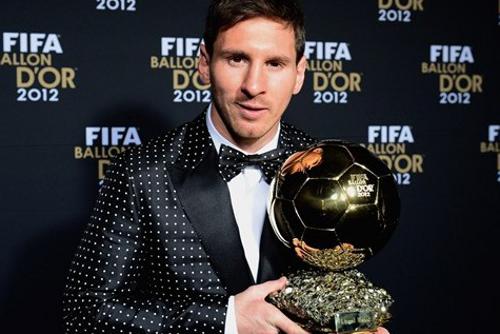 Leo Messi posa con el Balón de Oro 2012