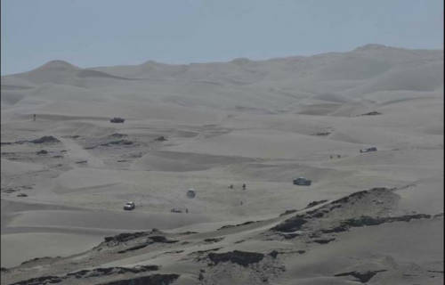 Varios vehículos en el desierto peruano