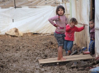Dos niños refugiados sirios en Líbano