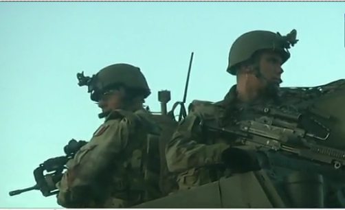 Soldados franceses en un carro de combate