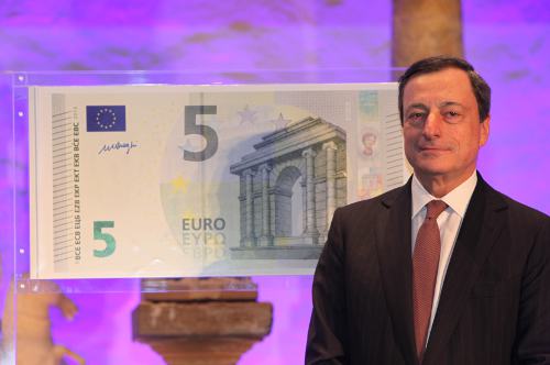 Draghi posa ante una reproducción del nuevo billete de 5€