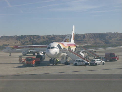 Avión de Iberia repostando en Barajas