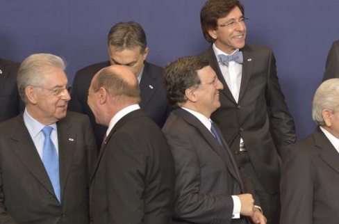 Mario Monti junto a otros líderes europeos