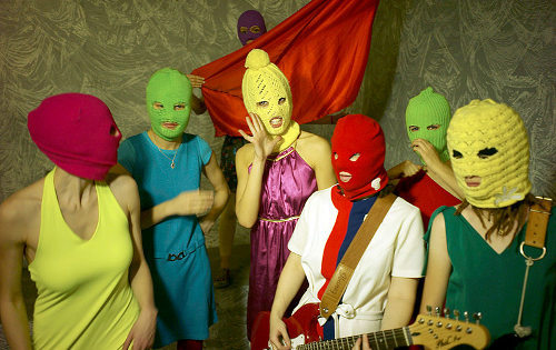 Las Pussy Riot con máscaras actuando