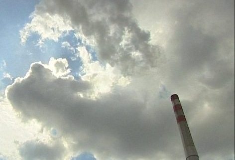 Una chimenea de fábrica expulsando humo