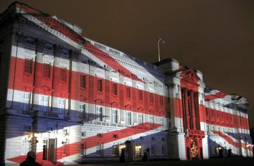 La bandera inglesa proyectada sobre el palacio de Buckingham