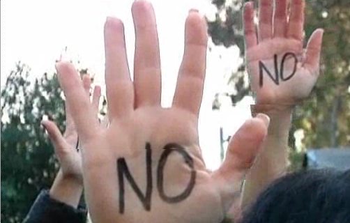 Manos de chipriotas en cuya palma está escrito «NO»