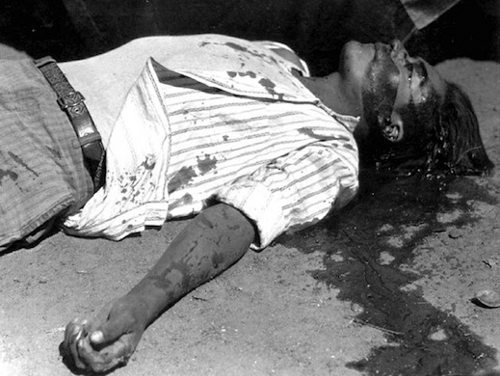 Un hombre joven en el suelo en un charco de sangre