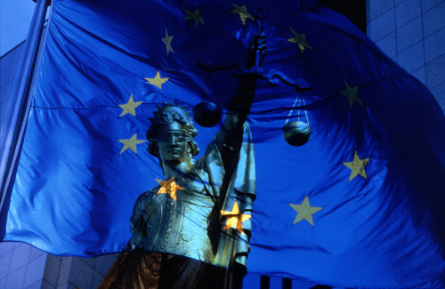 Escultura de la ley envuelta en la bandera de la UNión