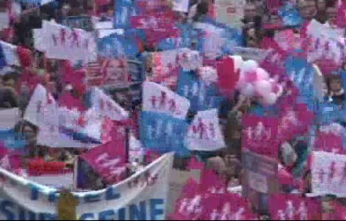 Manifestación, banderolas rosa y azul