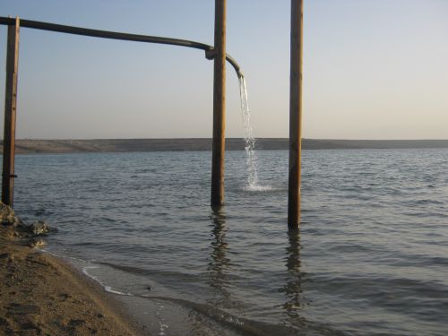 Cañería de agua desembocando en el Mar Muerto