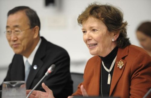 Ban Ki-moon y Mary Robinson en una conferencia