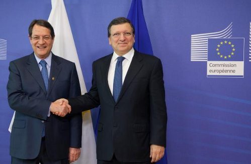 Nicos Anastasiades y Barroso se saludan
