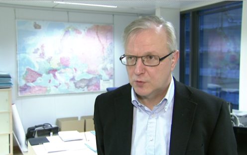 Ollih Rehn, sin corbata y aspecto de cansancio