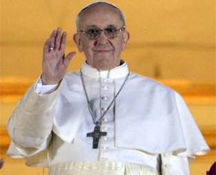 Papa Francisco en su primera aparición en el balcón del Vaticano