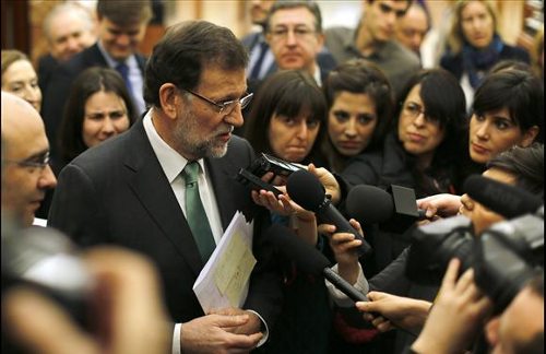 Rajoy rodeado de periodistas