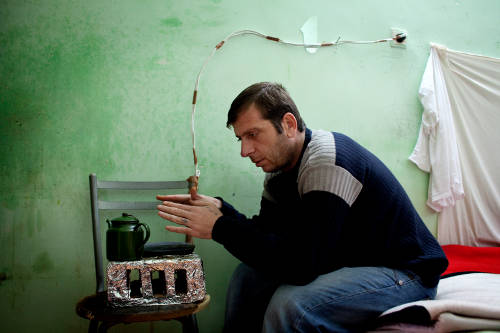 Refugiado en Bulgaria calienta café