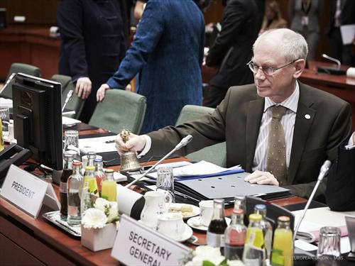 Van Rompuy tocando la campanilla en la Cumbre