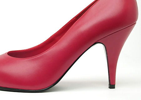 Un zapato rojo de tacón